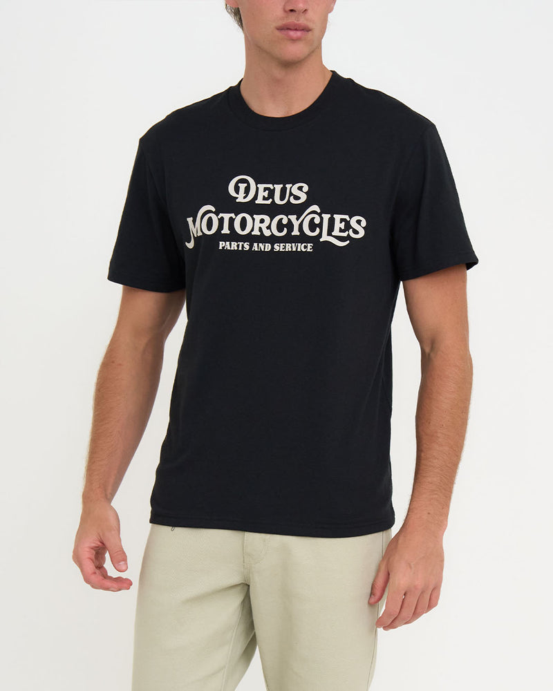 DEUS - Spurs Tee in Black