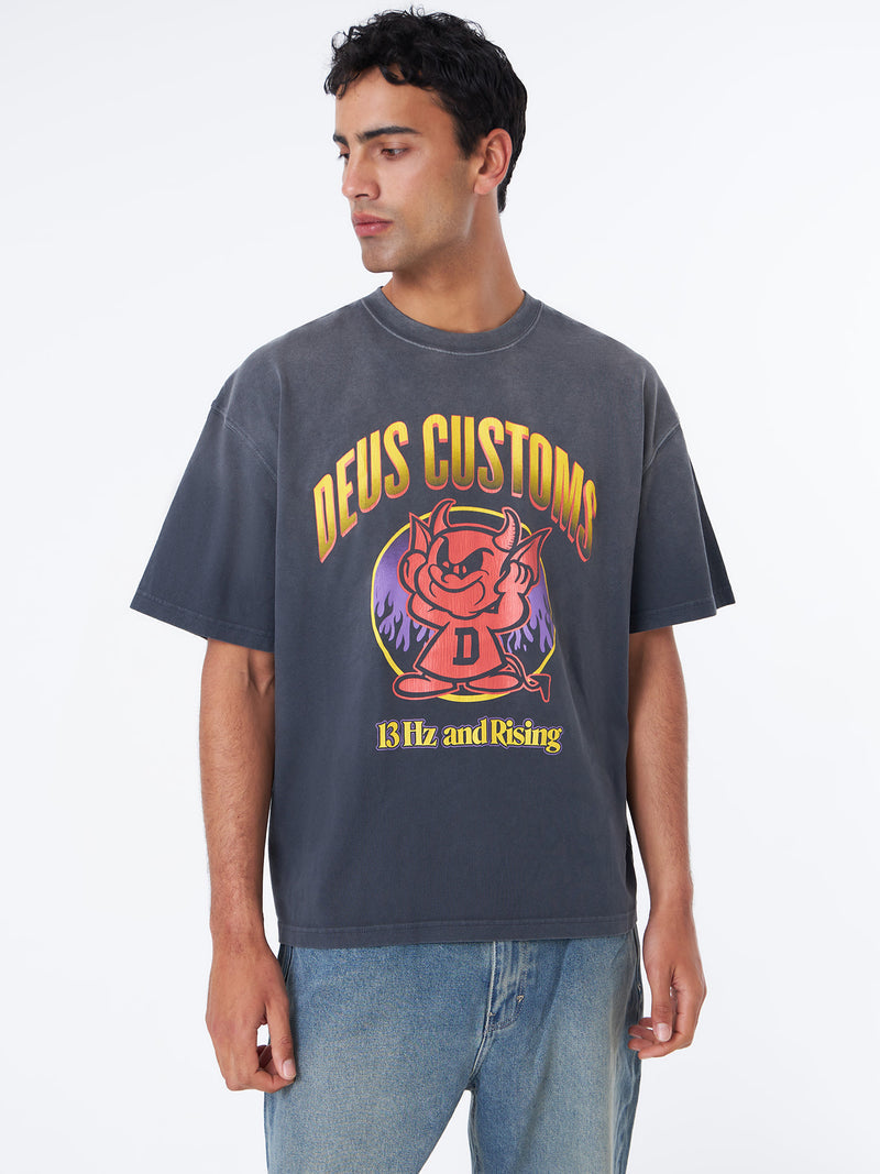 DEUS - Good Gracious Tee in Anthracite