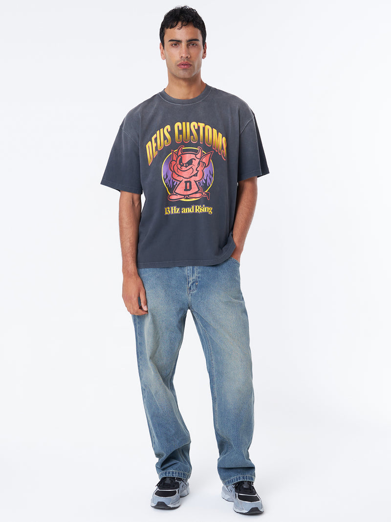 DEUS - Good Gracious Tee in Anthracite