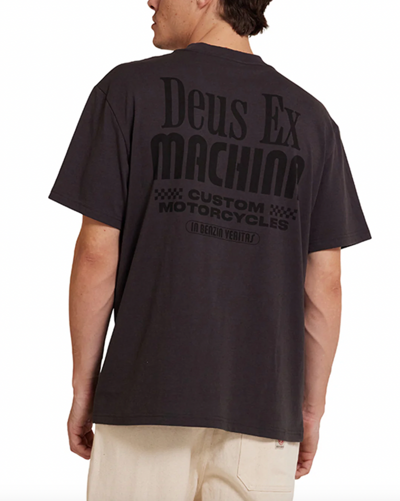 DEUS - Partisan Tee in Anthracite